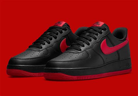 nike air force 1 zwart rood|zwarte air force 1.